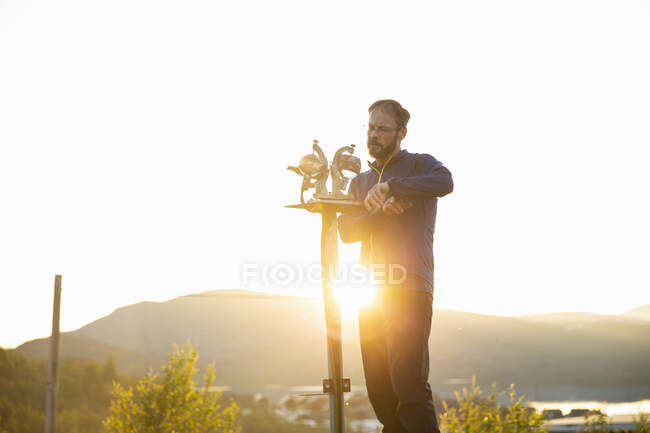 Mature man checking weather station — Fotografia de Stock