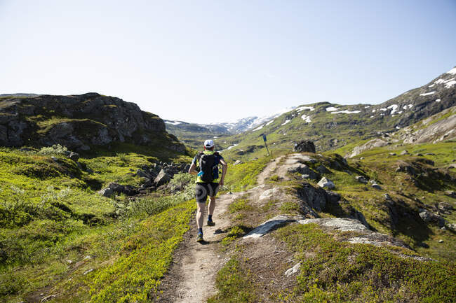 Mature homme jogging sur la montagne — Photo de stock