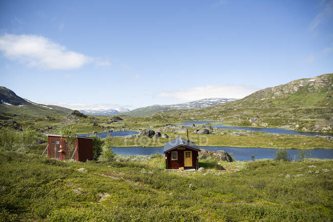 Cabins on mountain in summer — Photo de stock