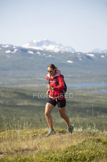 Woman jogging by mountain — Foto stock