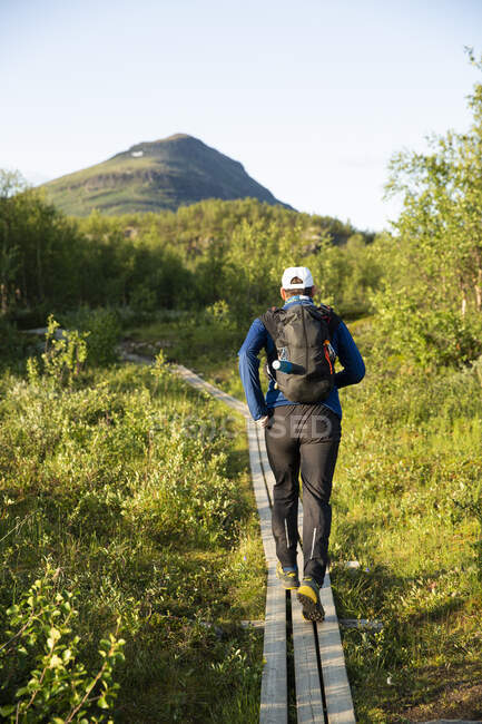 Man walking on hiking trail — Stockfoto