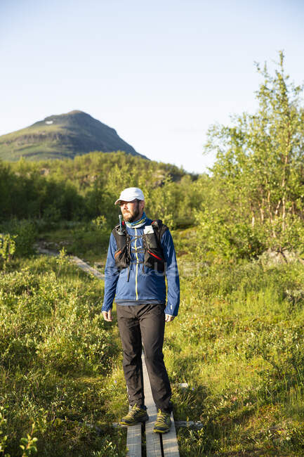 Man standing on hiking trail — Fotografia de Stock