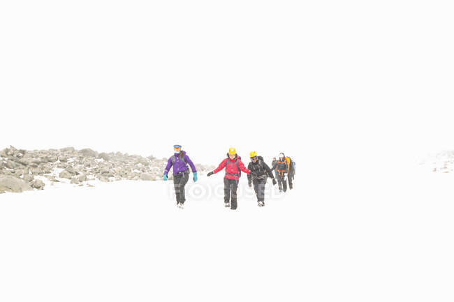 Mujeres senderismo en la montaña - foto de stock
