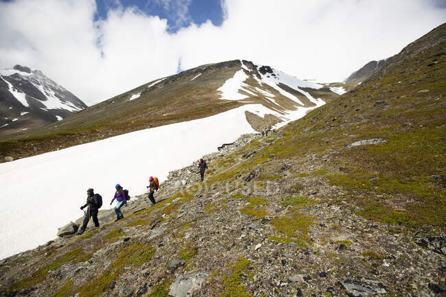Pessoas caminhando na montanha — Fotografia de Stock