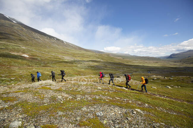 Pessoas caminhando na montanha — Fotografia de Stock