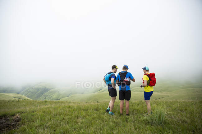 Hikers on mountain in fog — Stockfoto