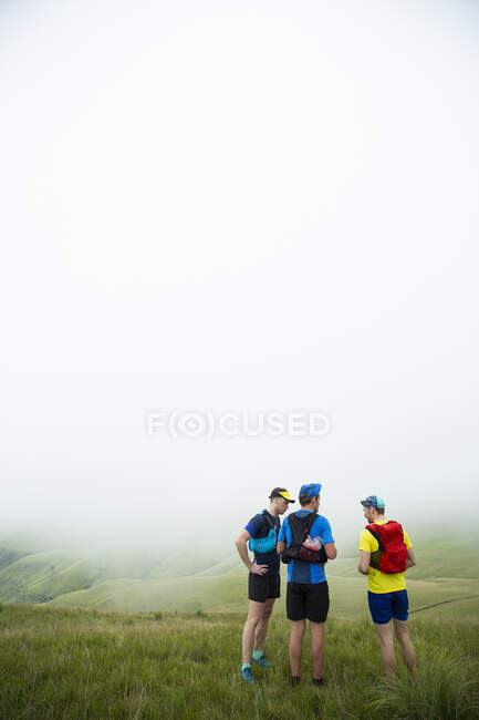 Hikers on mountain in fog — Stock Photo