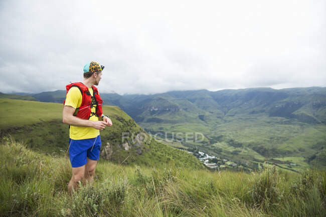 Hiker on mountain in summer — Photo de stock