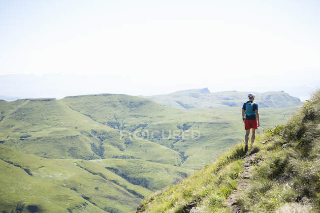 Hiker on mountain in summer — Stockfoto