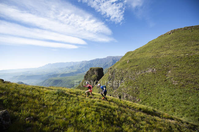 Paar joggt am Berg — Stockfoto