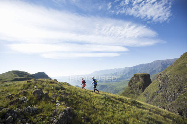 Coppia jogging in montagna — Foto stock