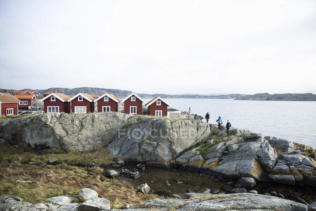Bambini che camminano su rocce da baracche da pesca — Foto stock