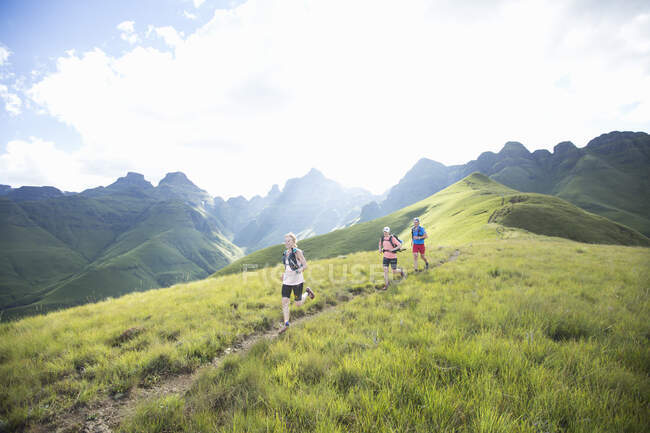 Joggers on Drakensberg mountain in South Africa — Stock Photo