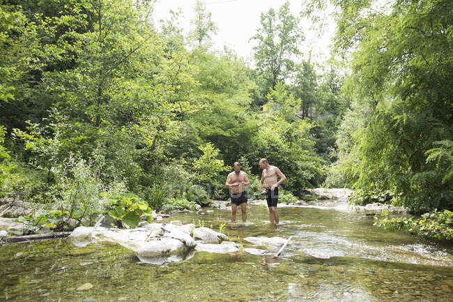 Los hombres en el río en verano - foto de stock