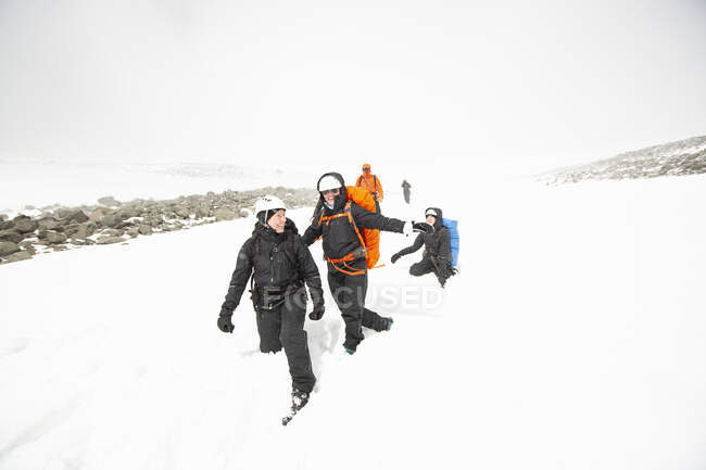 Hikers on mountain in winter - foto de stock