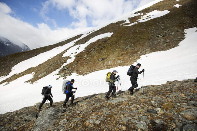 Escursionisti in montagna in inverno — Foto stock