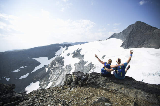 Happy couple sitting on snowy mountain in Jamtland, Sweden — Stockfoto