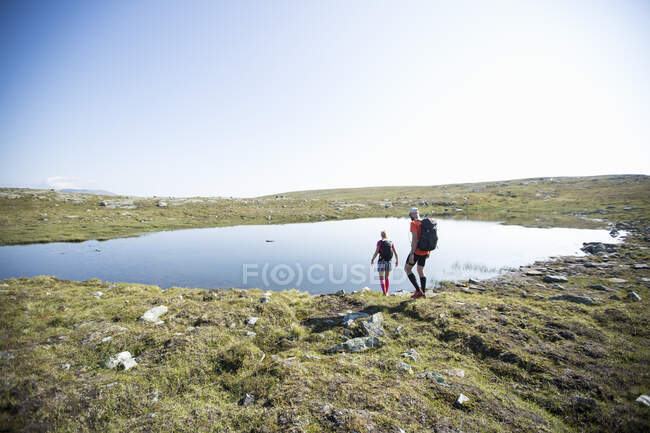 Caminhadas de casal à beira do lago — Fotografia de Stock
