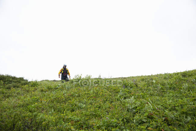 Чоловік біжить на горі — стокове фото