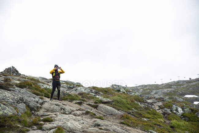 Человек фотографирует во время похода на гору — стоковое фото