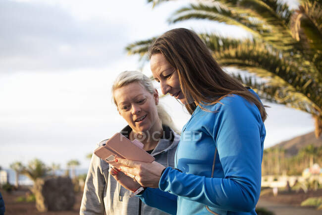 Women using smart phone — Stock Photo