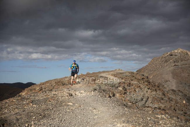Uomo che fa jogging in montagna — Foto stock