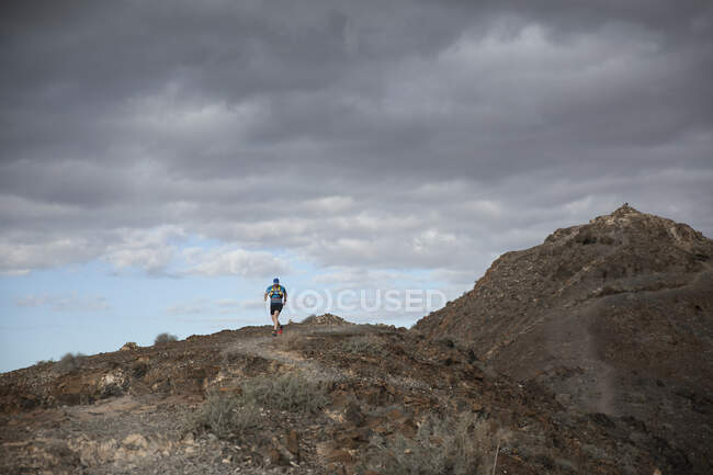 Mann joggt am Berg — Stockfoto