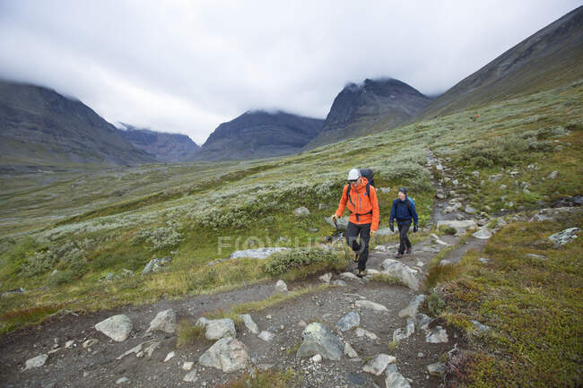 Paar wandert am Berg — Stockfoto