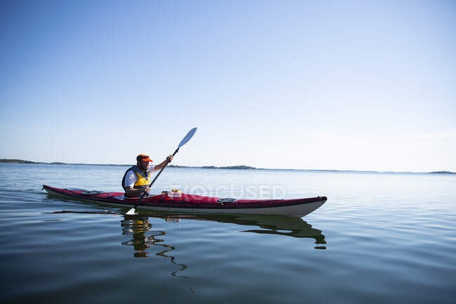 Uomo kayak in mare — Foto stock