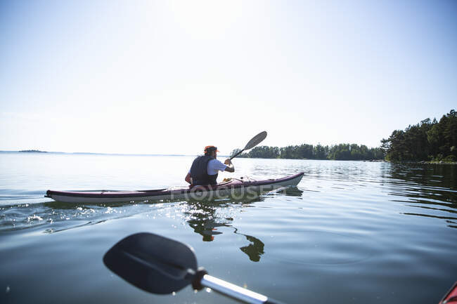 Man kayaking on sea - foto de stock