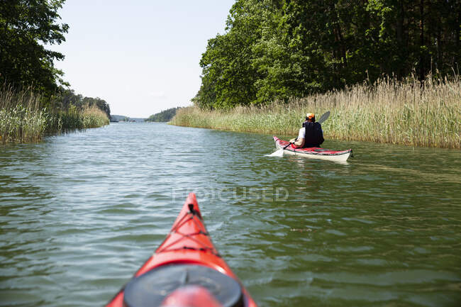 Kayaking on river in summer — Fotografia de Stock