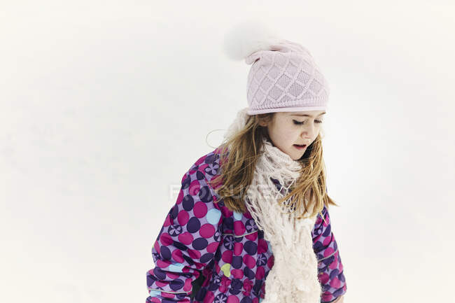 Girl wearing pink beanie and coat in snow — Foto stock