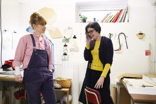 Two artists in studio — Stock Photo