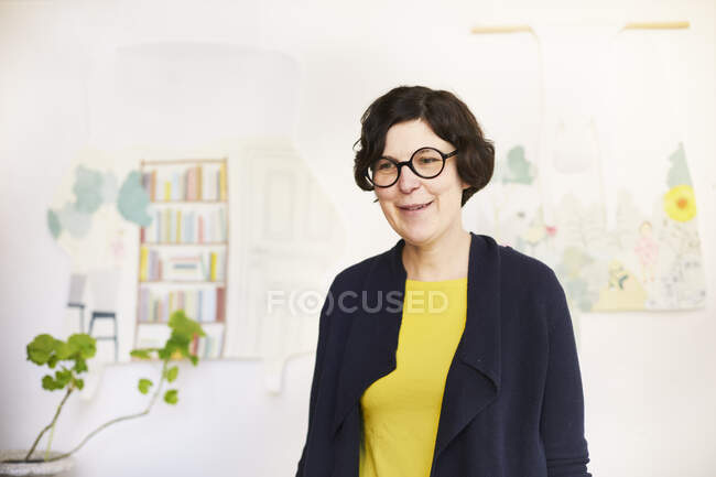 Smiling mid adult woman wearing glasses — Stock Photo