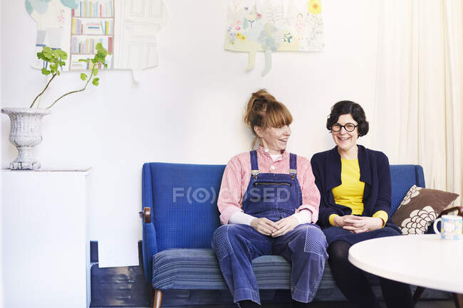Artists smiling on sofa — Foto stock