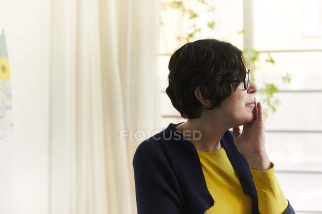 Profil einer mittleren erwachsenen Frau mit Brille — Stockfoto