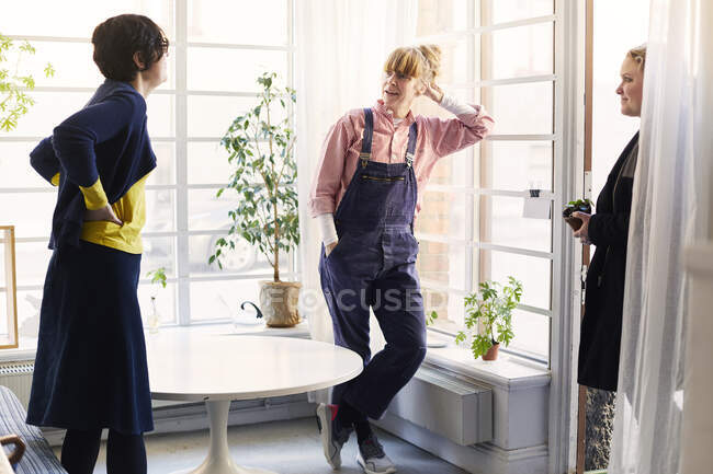Artists talking by windows — Photo de stock