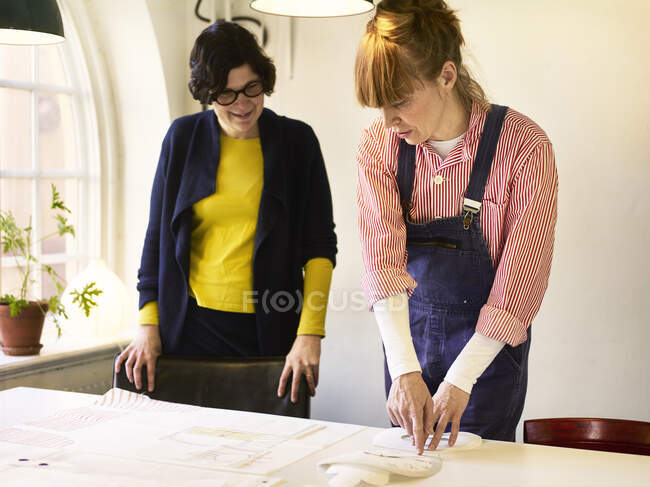 Artists looking at paper on table — Stockfoto