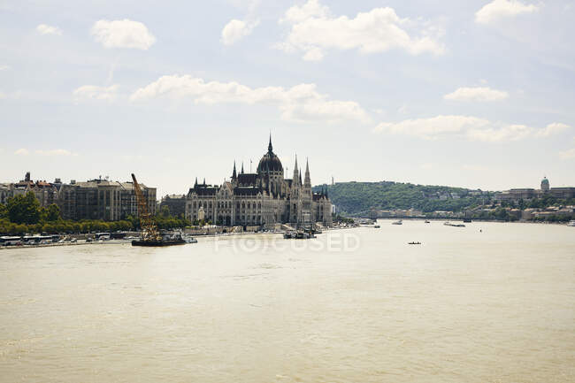 Catedral de Budapeste pelo rio Danúbio, Budapeste, Hungria — Fotografia de Stock