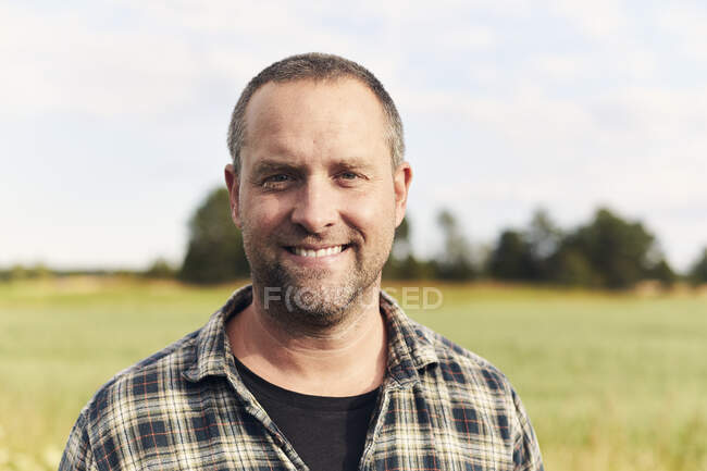 Portrait of smiling mid adult man — Stockfoto