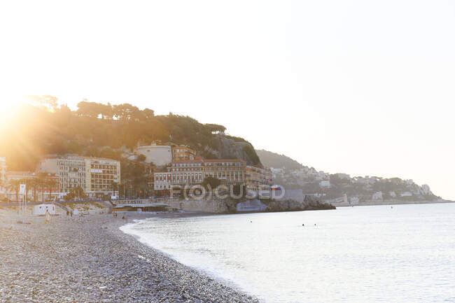 Strand bei Sonnenuntergang in Nizza, Frankreich — Stockfoto