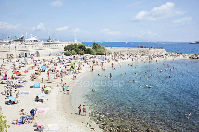 Multitud en la playa de Niza, Francia - foto de stock