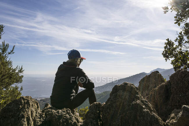 Frau sitzt auf Felsen in den Bergen an der Cote d 'Azur, Frankreich — Stockfoto