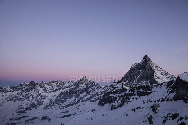 Berglandschaft bei Sonnenuntergang mit Matterhorn in den Alpen — Stockfoto