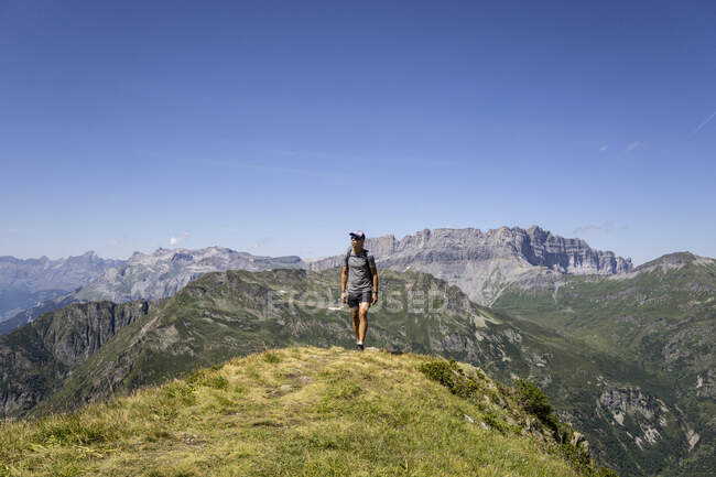 Homme randonnée en montagne à Chamonix, France — Photo de stock