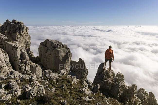 Uomo che indossa lo zaino sulla roccia in montagna in Costa Azzurra, Francia — Foto stock