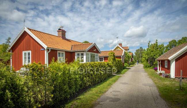 Cottages and rural road — Stock Photo