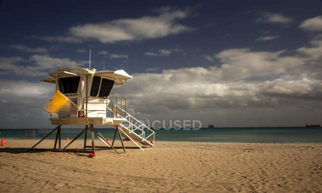 Lifeguard station on beach in Fort Lauderdale, Florida — Stock Photo