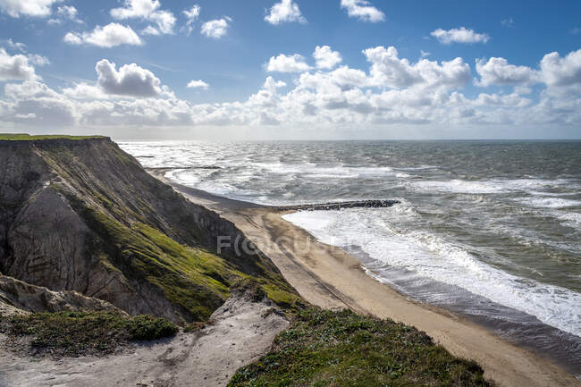 Cliff e ondas na praia em Bovbjerg, Dinamarca — Fotografia de Stock