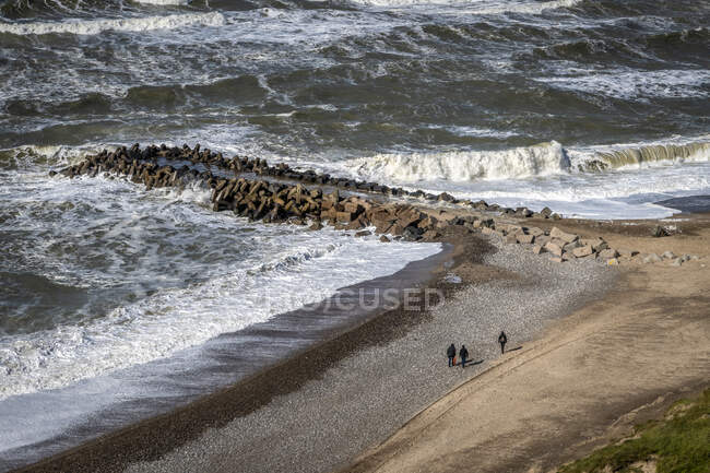 Waves on seawall and beach — Stock Photo